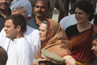 राहुल गांधी नामांकन के अवसर पर अपनी मां सोनिया गांधी और बहुन प्रियंका बढेरा के साथ 