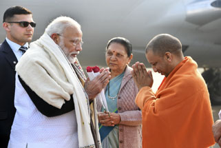 लखनऊ आगमन पर प्रधानमंत्री नरेन्द्र मोदी का स्वागत करते हुए मुख्यमंत्री योगी आदित्यनाथ