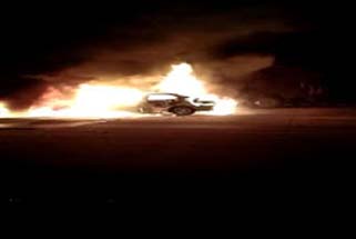 यमुना एक्सप्रेस वे पर आग का गोला बनी कार 