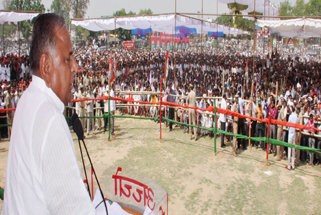 Mulayam Singh Yadav leader of Samajvadi Party adressing a meeting Faridpur, Bareilly