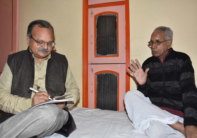 विश्व हिन्दू परिषद् के उपाध्यक्ष चम्पताराय जी से बातचीत करते हुए पत्रकार सर्वेश कुमार सिंह